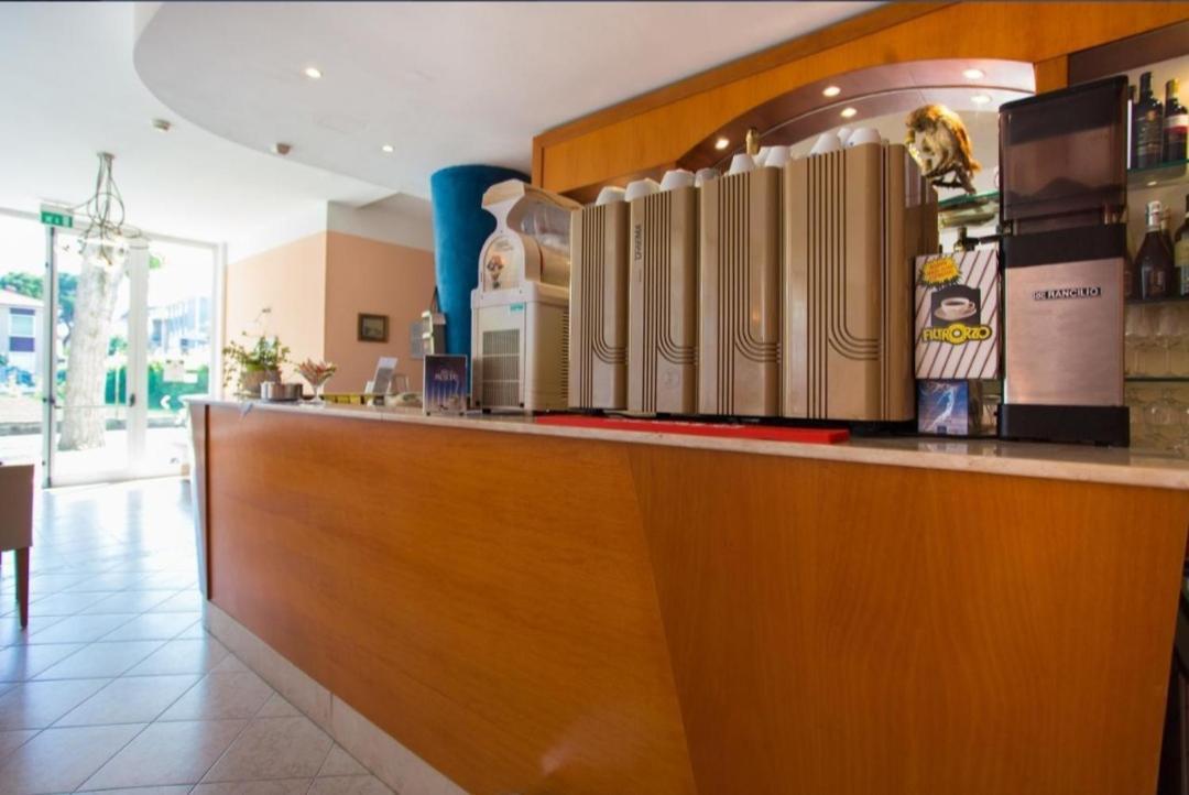 Hotel Villa Vera Римини Екстериор снимка