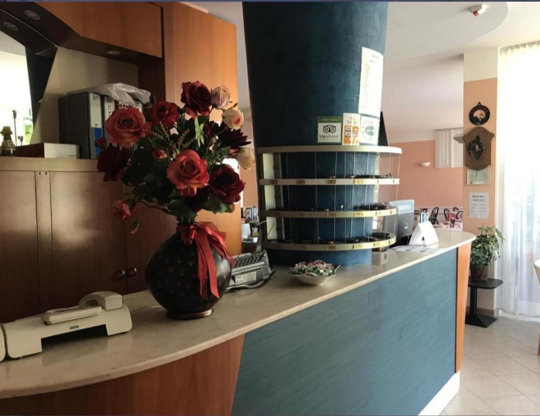 Hotel Villa Vera Римини Екстериор снимка