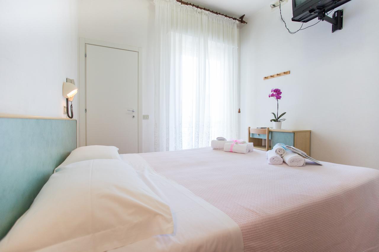 Hotel Villa Vera Римини Екстериор снимка