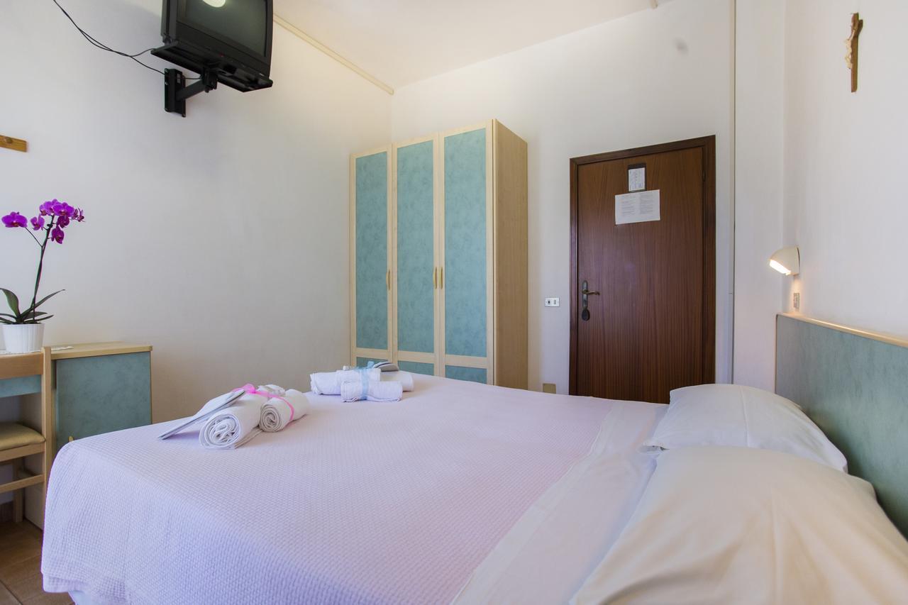 Hotel Villa Vera Римини Екстериор снимка