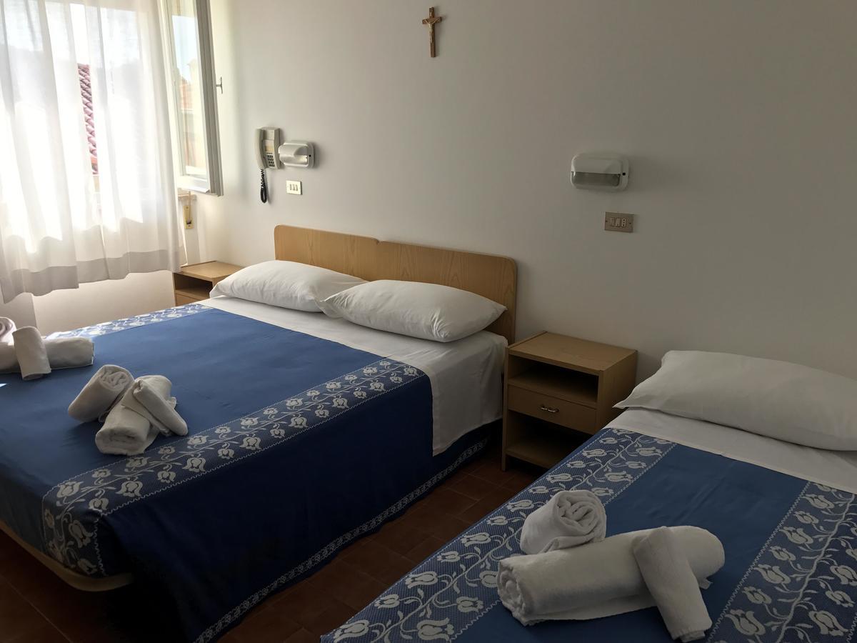 Hotel Villa Vera Римини Екстериор снимка