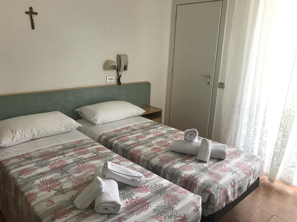 Hotel Villa Vera Римини Екстериор снимка